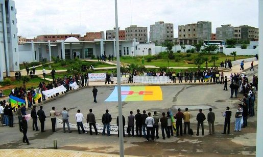Un militant accomplit sa prière de l'Aïd sur le drapeau amazigh à Nador pour protester contre un article de presse Un militant accomplit sa prière de l'Aïd sur le drapeau amazigh à Nador pour protester contre un article de presse