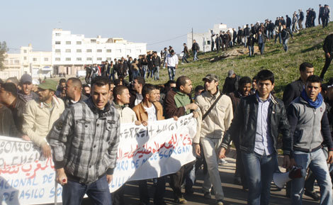 Des centaines de chômeurs du Rif marchent sur Melila Des centaines de chômeurs du Rif marchent sur Melila