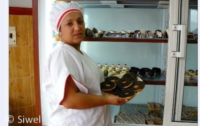 Kahina Mahouast, première femme préparant des gâteaux à base de la caroube à Aokas (portrait)