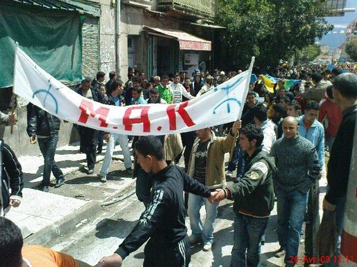 Les étudiants de Tizi-Ouzou ont voté dimanche pour renouveler le Conseil Universitaire du MAK. Les étudiants de Tizi-Ouzou ont voté dimanche pour renouveler le Conseil Universitaire du MAK.