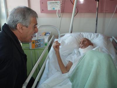 Le président Ferhat Mehenni au chevet du chanteur kabyle Oukil Amar Le président Ferhat Mehenni au chevet du chanteur kabyle Oukil Amar