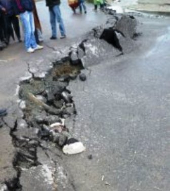 Azazga : un éboulement important menace la ville Azazga : un éboulement important menace la ville