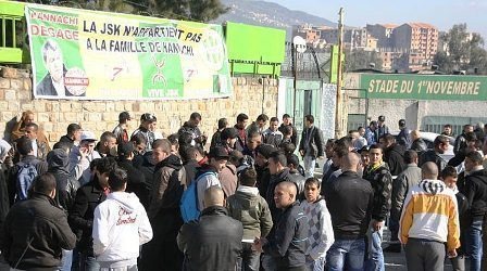 Les supporters de la JSK se rassemblent devant la wilaya pour demander le départ de Hannachi Les supporters de la JSK se rassemblent devant la wilaya pour demander le départ de Hannachi