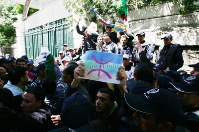 Alger : la police empêche une marche d'étudiants amazighs Alger : la police empêche une marche d'étudiants amazighs