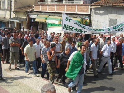 Les rappelés du service national marchent à Tizi-Ouzou