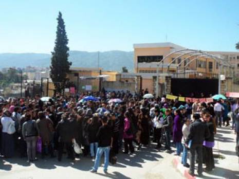 Les travailleurs du pré-emploi bloquent l'accès au siège de la wilaya de Tizi-Ouzou