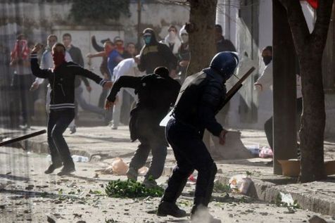 Elections en Kabylie : affrontements a Taqervust entre la population et les forces de Elections en Kabylie : affrontements a Taqervust entre la population et les forces de