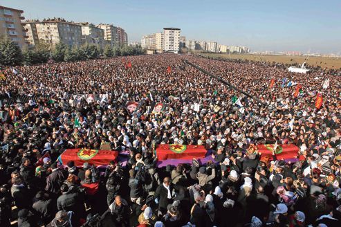 Assassinats politiques : des milliers de personnes ont rendu hommage aux trois militantes kurdes assassinées à Paris