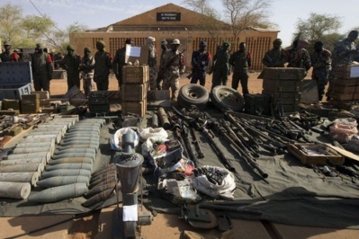 Incroyable mais vrai: Les forces françaises de l'opération Serval remettent 7 tonnes d'armements à une armée de putschistes qui excelle dans les crimes de guerre Incroyable mais vrai: Les forces françaises de l'opération Serval remettent 7 tonnes d'armements à une armée de putschistes qui excelle dans les crimes de guerre