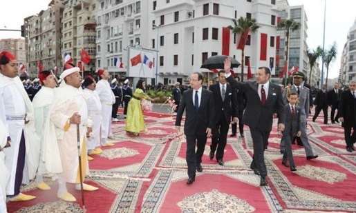 François Hollande et le Makhzen marocain qui « chaque jour accomplit des pas décisifs vers la démocratie ».
