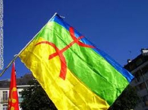 Village des At Wizgan (Bouzeguène) : Les islamistes et la police interdisent le drapeau amazigh