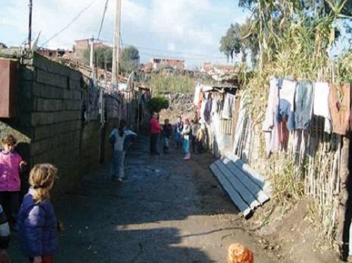 Tizi-Wezu : Affrontements entre les citoyens des At Yiraten et ceux des bidonvilles d'Assif Nat Aissi Tizi-Wezu : Affrontements entre les citoyens des At Yiraten et ceux des bidonvilles d'Assif Nat Aissi