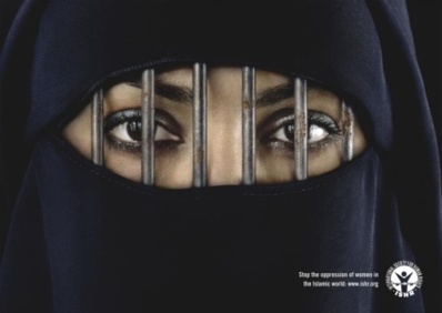 Elle portait déjà le voile islamique : Une jeune fille poignardée par son père pour avoir refusé de porter le Niqab Elle portait déjà le voile islamique : Une jeune fille poignardée par son père pour avoir refusé de porter le Niqab