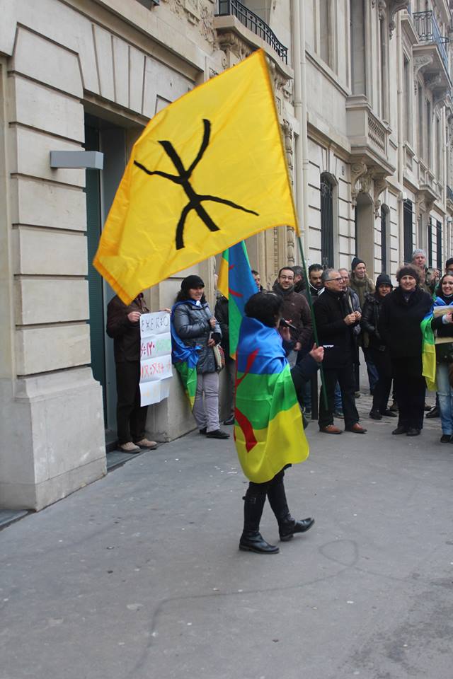 Collectif des Amazighs en France : le racisme de l'Etat algérien envers les mozabites dénoncé devant l'ambassade d'Algérie à Paris