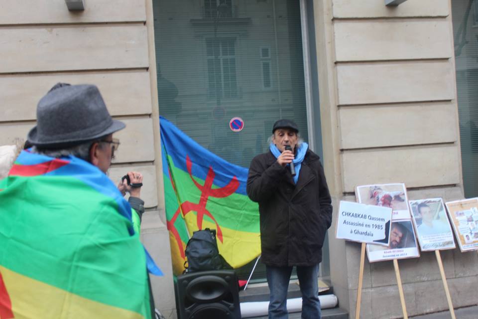 Collectif des Amazighs en France : le racisme de l'Etat algérien envers les mozabites dénoncé devant l'ambassade d'Algérie à Paris