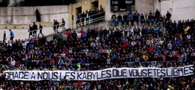 A cause d'une banderole la télévision algérienne n'a pas retransmis la première mi-temps du match JSK-MCO