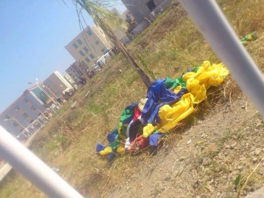 Blida: la police fouille tous les supporteurs de la JSK afin de confisquer tous les drapeaux amazighs ou banderoles kabyles.