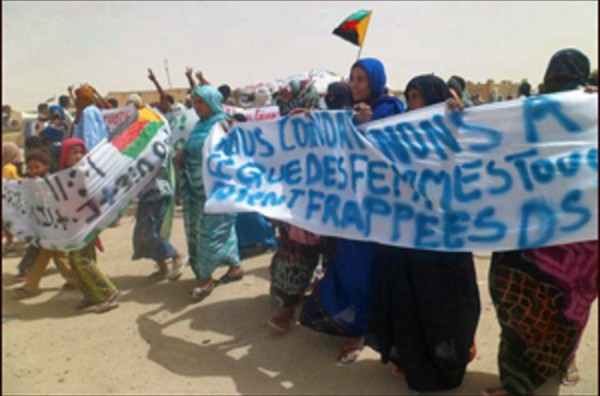 Des militantes du MNLA protestent contre l'inefficacité des ONG d'aide humanitaire dans l'Azawad 