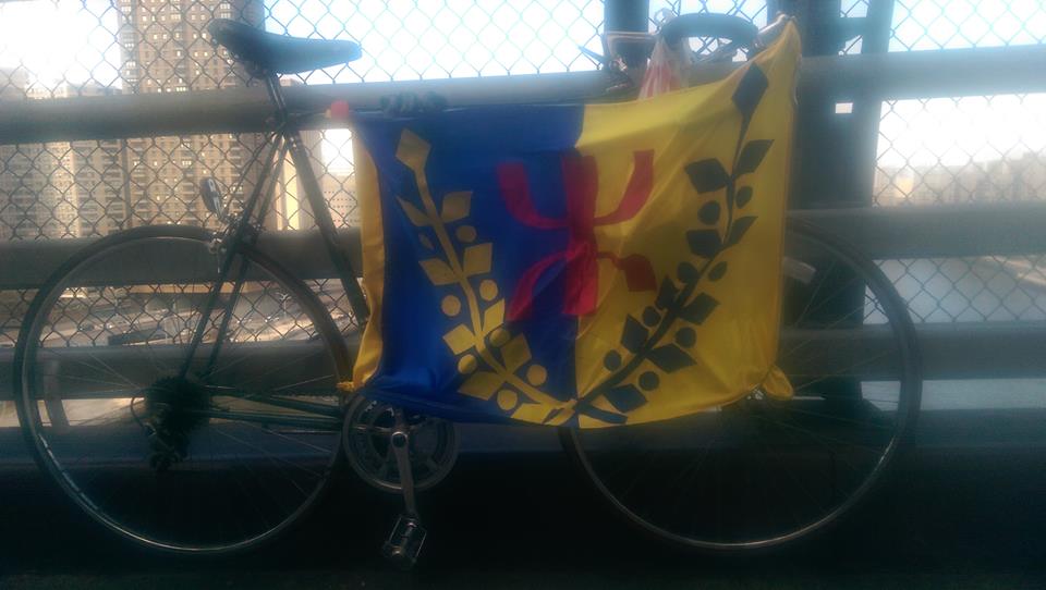 New York : le jeune Salem Aomari brandit le drapeau kabyle sur le Queensboro Bridge
