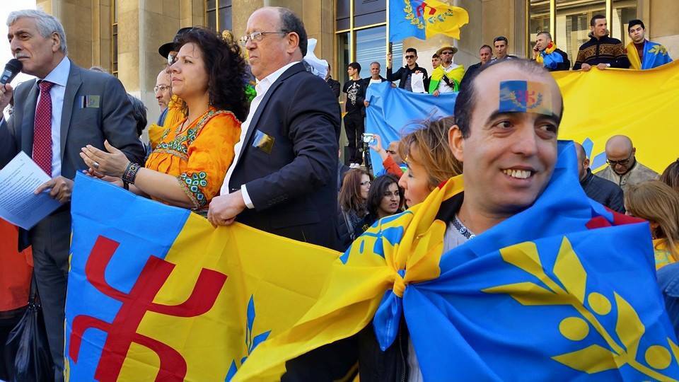 Reportage photo du lever du drapeau officiel de la Kabylie à Paris et à Montpellier ce samedi 18 avril