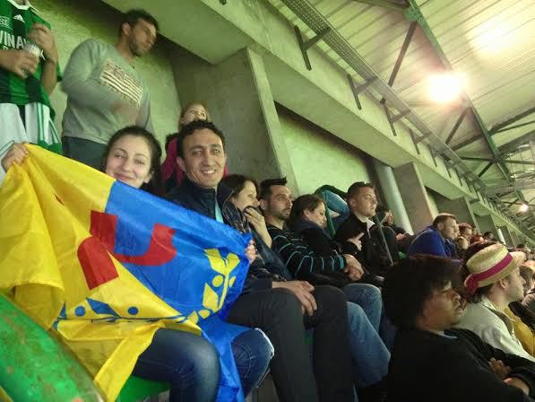 Une jeune fille de la diaspora kabyle brandit le drapeau kabyle lors d'un match de footbal opposant Lyon à St-Etienne