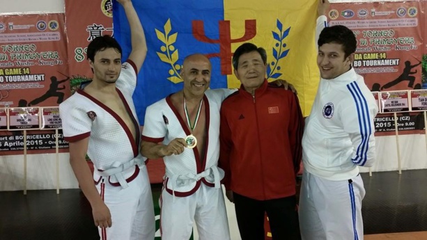 Amazigh Zenia, champion du monde en Shou Bo remporte deux nouvelles médailles d'or en, brandit le drapeau kabyle