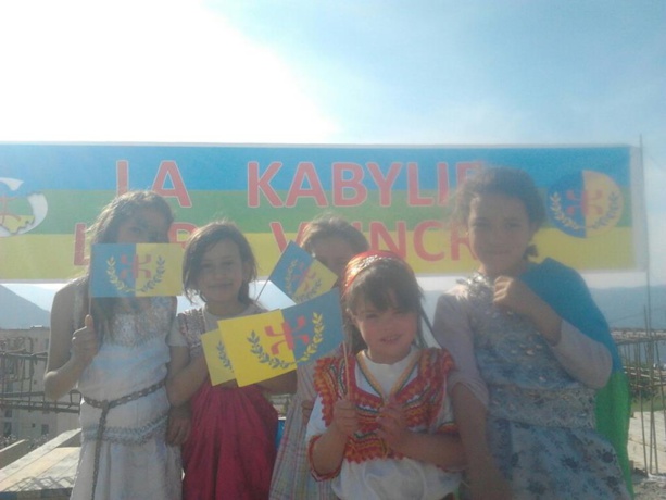 Lever du drapeau kabyle à Smaoun: Un autre succès pour le MAK