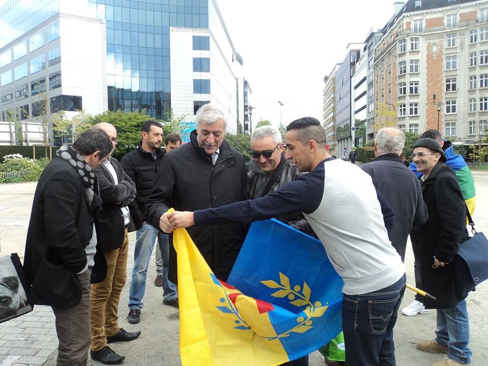 Bruxelles: Le président de l'Anavad (GPK) lève le drapeau Kabyle dans la capitale européenne