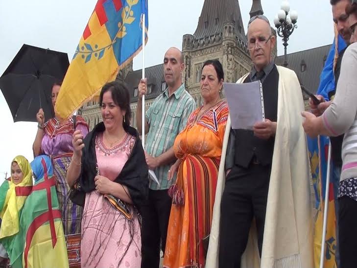 Levée de drapeau Kabyle devant la colline parlementaire à Ottawa