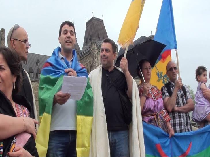 Levée de drapeau Kabyle devant la colline parlementaire à Ottawa