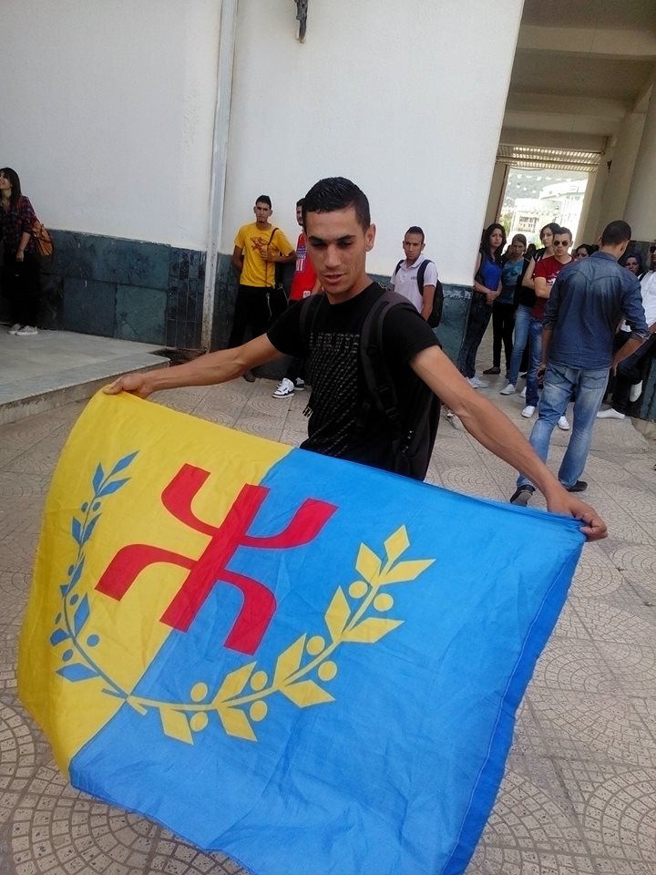 Violation des franchises universitaires à Vgayet: Malgré la répression, les étudiants ont hissé le drapeau national kabyle au campus d'Aboudaw