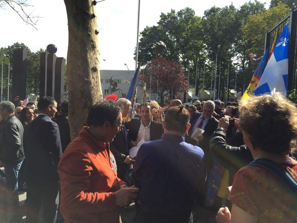 Le maire de Tinevdar salue la levée du drapeau kabyle à NewYork (devant le siège de l'ONU).