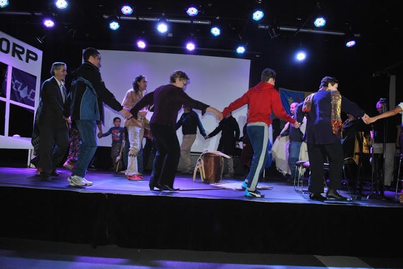 Une première à Laval ! Kabyles, autochtones Mohawk et québécois réunis dans un même spectacle coloré, festif et amical.