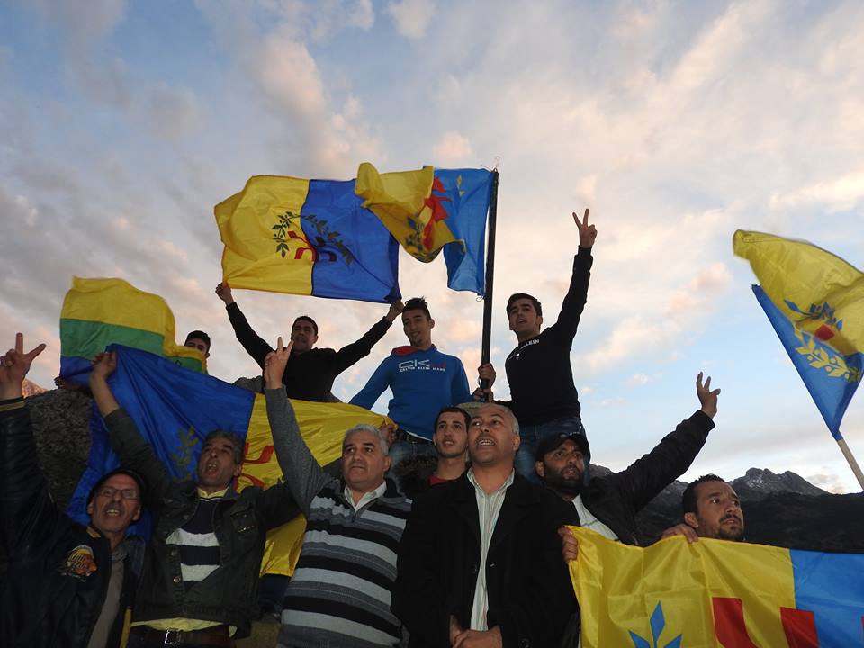Meeting du MAK suivi du lever du drapeau national Kabyle à Agwni Ggeghran (vidéo)