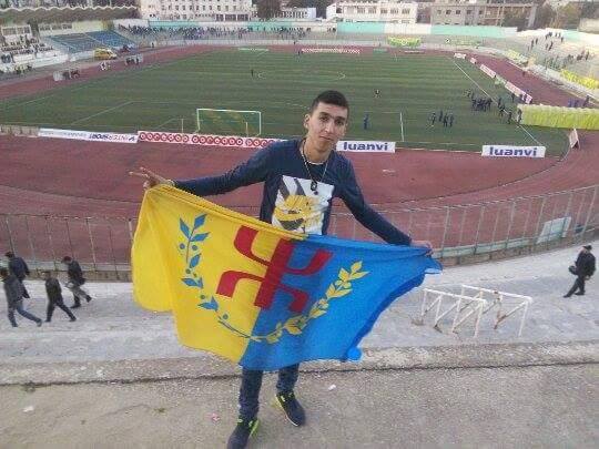 Urgent : un jeune supporter arrêté au stade de Tizi-Ouzou pour détention du drapeau kabyle