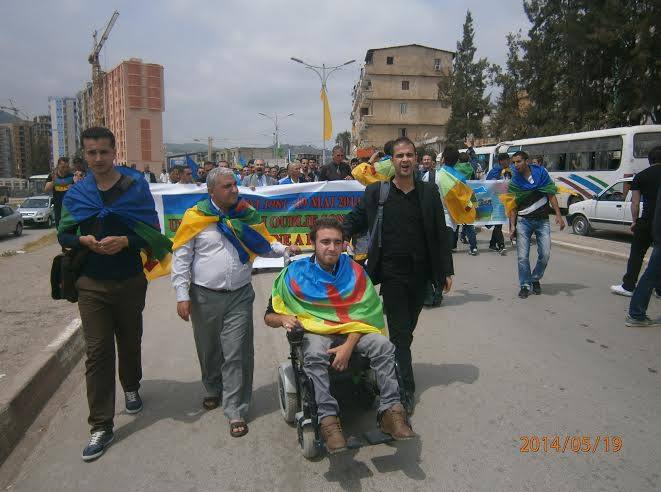 Houacine chawqi, handicapé moteur, étudiant et militant du MAK a été arrêté au stade de Tizi-Ouzou pour détention du drapeau kabyle