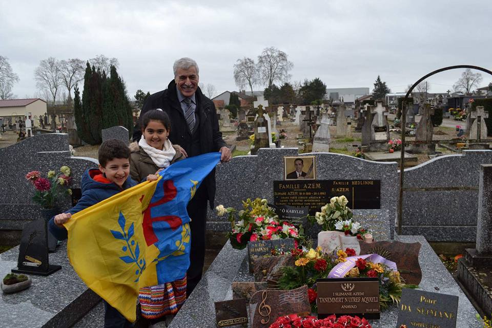 Recueillement de Ferhat Mehenni sur la tombe de l'aède kabyle, Slimane Azem