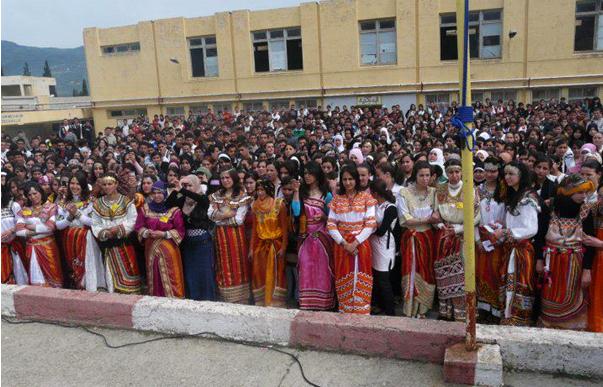 Le 25 avril 2013, les jeunes filles du lycée mixte de Leqser défiaient l'interdiction de porter une robe kabyle 