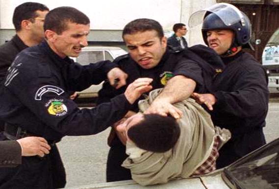 URGENT : En infraction de ses propres lois, la police algérienne arrête six militants du MAK à Larev3a N At Iraten (Actualisé)