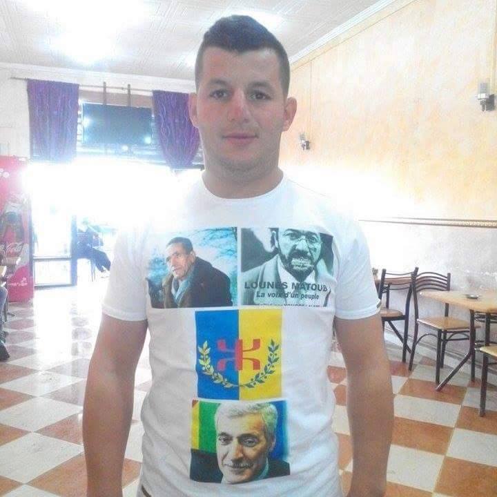 Urgent : Azdine Ouhamouche, militant du MAK, arrêté au stade de Tizi Ouzou pour avoir brandi le drapeau kabyle (actualisé)