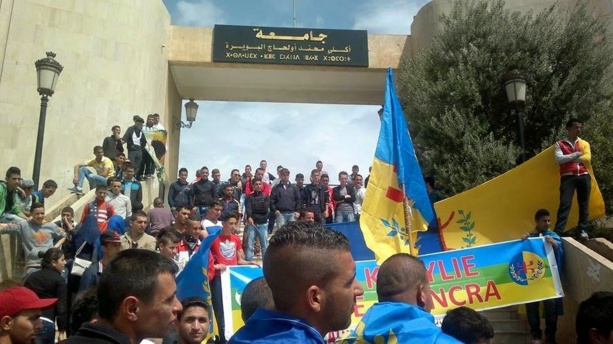 Université de Tuvirett : Une bagarre générale entre les étudiants et la police algérienne qui tente d'empêcher une conférence sur le 20 Avril