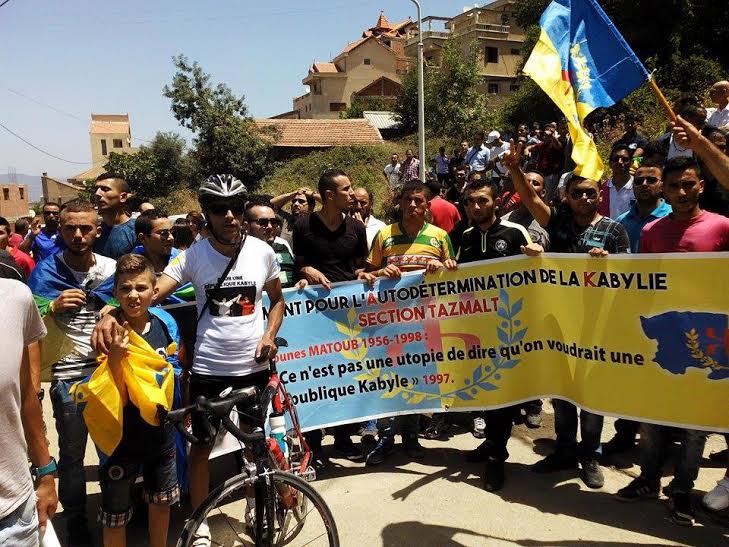 Il a roulé 72km à vélo pour rendre hommage à Lounès Matoub