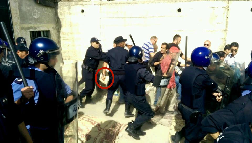 Scandale : Un policier algérien sort son couteau contre les manifestants de Tifilkout