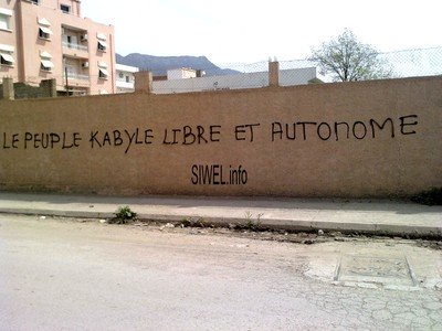 Les autorités nettoient la ville de Sidi-Aïch des graffitis autonomistes pour le passage d'un ministre algérien Les autorités nettoient la ville de Sidi-Aïch des graffitis autonomistes pour le passage d'un ministre algérien