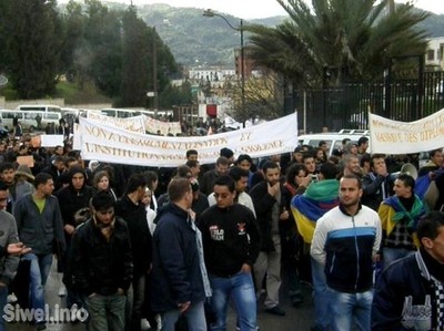 Tizi-Ouzou : les étudiants occupent le siége de la direction des œuvres universitaires Tizi-Ouzou : les étudiants occupent le siége de la direction des œuvres universitaires
