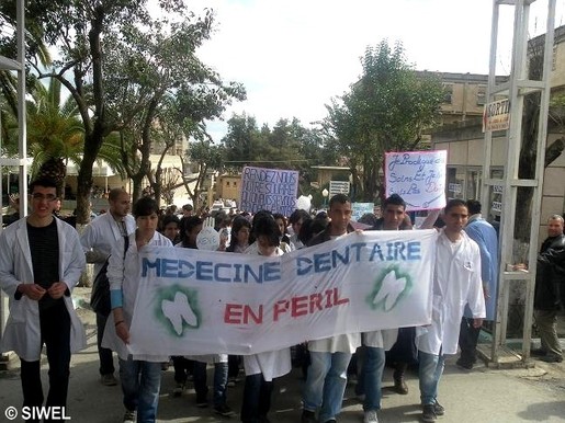 Tizi-Ouzou : grève et marche des étudiants en chirurgie dentaire