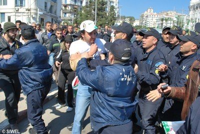 Alger : une tentative de marche des internautes empêchée Alger : une tentative de marche des internautes empêchée