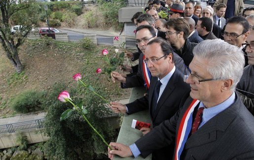 Paris : François Hollande rend un hommage symbolique aux victimes du 17 Octobre 1961 Paris : François Hollande rend un hommage symbolique aux victimes du 17 Octobre 1961