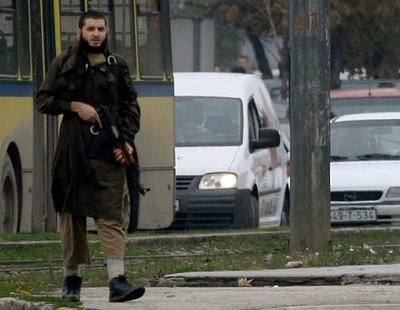 Un islamiste ouvre le feu devant l'ambassade américaine à Sarajevo Un islamiste ouvre le feu devant l'ambassade américaine à Sarajevo