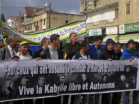 A l'appel du MAK : les citoyens marchent à Vgayet malgré le mauvais temps A l'appel du MAK : les citoyens marchent à Vgayet malgré le mauvais temps